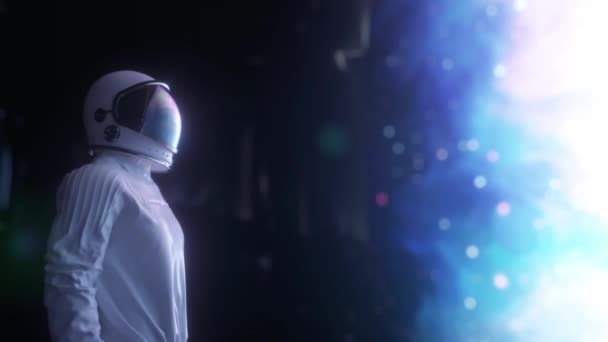 미래의 우주선에 탑승 한 우주비행사, 방. 영화 4k 필름 — 비디오