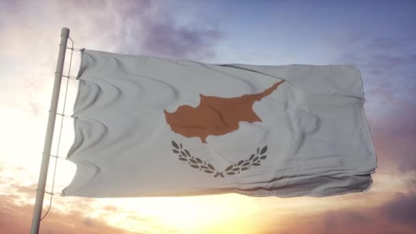 在风、天空和阳光背景下飘扬的塞浦路斯国旗 — 图库视频影像