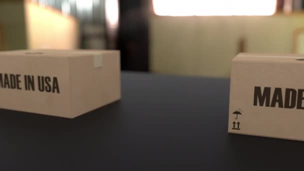 コンベア上のアメリカのテキストで作られたボックス。アメリカのグッズ関連ループ可能な3Dアニメーション — ストック動画