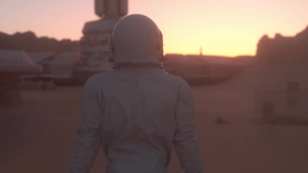 Astronot di planet Mars. Astronot berjalan di permukaan Mars. Konsep kolonisasi — Stok Video