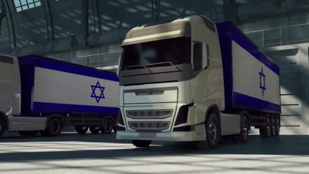 İsrail bayrağı taşıyan yük kamyonları. İsrail 'den gelen kamyonlar depo rıhtımında yükleme veya boşaltma yapıyor — Stok video