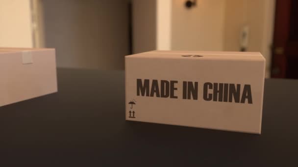 Scatole con testo MADE IN CINA su trasportatore. Prodotti cinesi relativi all'animazione 3D loop — Video Stock