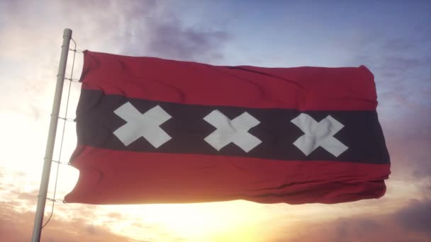 Bendera Amsterdam, ibukota Belanda melambaikan tangan dalam angin, langit dan latar belakang matahari — Stok Video