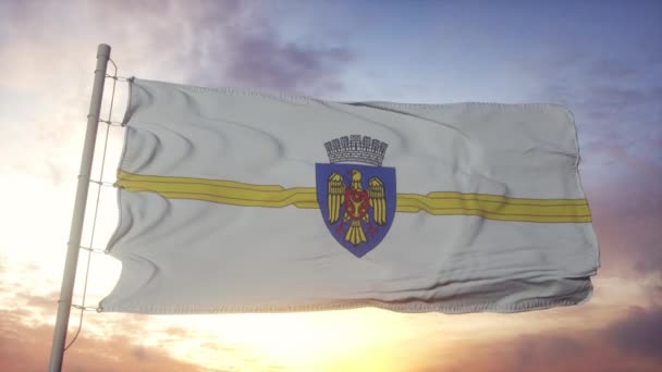 Bandera de Chisinau, capital de la República de Moldavia ondeando con el viento, el cielo y el sol — Vídeos de Stock