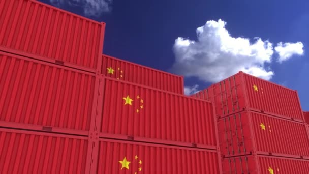 Los contenedores de bandera de China se encuentran en la terminal de contenedores. China concepto de exportación o importación, 4K — Vídeo de stock