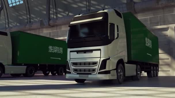 Camiones de carga con bandera de Arabia Saudita. Camiones de Arabia Saudita cargando o descargando en muelle de almacén — Vídeos de Stock