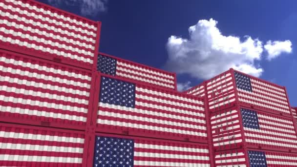 Контейнеры с флагом США расположены в контейнерном терминале. Концепция американского экспорта или импорта, 4K — стоковое видео