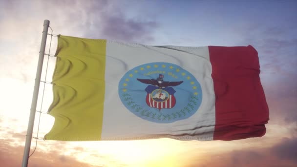 Vlag van Columbus, stad Ohio zwaaiend in de wind, hemel en zon achtergrond — Stockvideo
