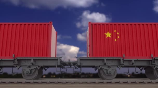 Trein en containers onder Chinese vlag. Spoorvervoer. Naadloze lus 4K — Stockvideo