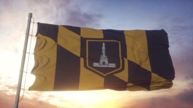 Baltimore bayrağı, Maryland şehri Rüzgarda, gökyüzünde ve güneş arka planında dalgalanan