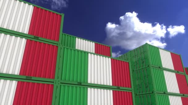 Italia contenedores de bandera se encuentran en la terminal de contenedores. Italia concepto de exportación o importación, 4K — Vídeo de stock