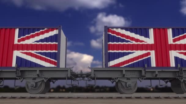 Trein en containers met de vlag van het Verenigd Koninkrijk. Spoorvervoer. Naadloze lus 4K — Stockvideo