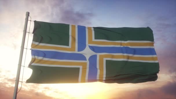 포틀랜드 시 국기, 바람에 흔들고 있는 미국의 도시 하늘 과 태양 배경 — 비디오