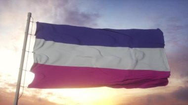 Rüzgarda, gökyüzünde ve arka planda sallanan heteroseksüel gurur bayrağı