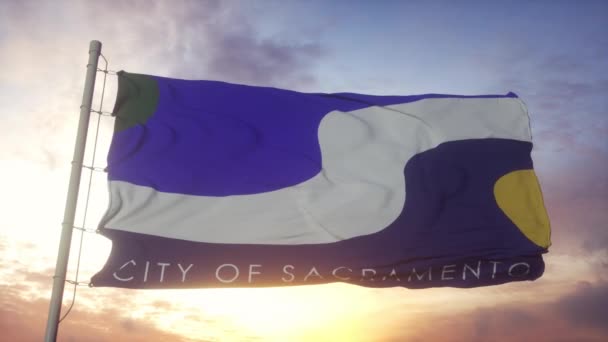Sacramento městská vlajka vlnící se ve větru, obloze a slunci pozadí — Stock video