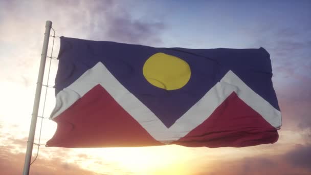 Denver ville du Colorado drapeau agitant dans le vent, ciel et fond de soleil — Video