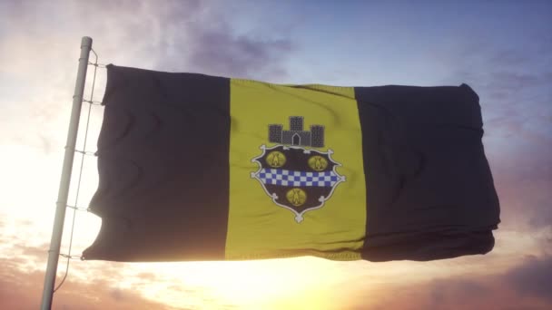 Флаг Питтсбурга, Пенсильвания, размахивая ветром, небом и солнцем — стоковое видео