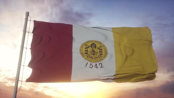 Bandera de San Diego, California, ondeando con el viento, el cielo y el sol — Vídeo de stock