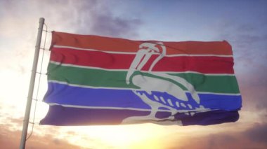 Saint Petersburg, Florida bayrağı, rüzgarda, gökyüzünde ve arka planda dalgalanan