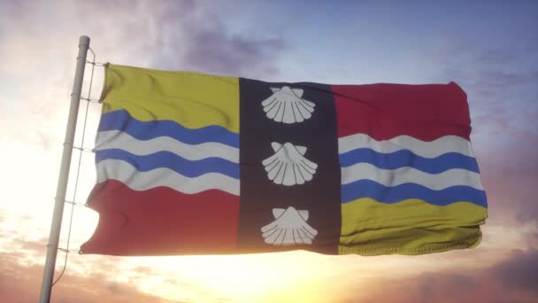 Bedfordshire bandeira, Inglaterra, acenando no vento, céu e sol fundo — Vídeo de Stock