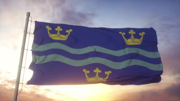 Cambridgeshire vlag, Engeland, zwaaiend in de wind, hemel en zon achtergrond — Stockvideo