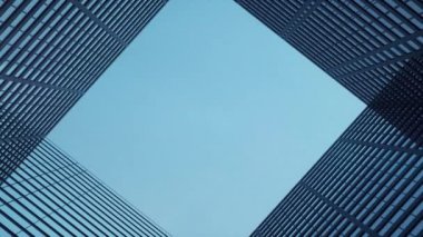 Uçak ofis gökdelenlerinin üzerinden güzel mavi bir gökyüzüne doğru uçuyor, 4K