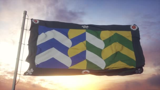 Камбрия флаг, Англия, размахивая на ветру, небо и солнце фон — стоковое видео