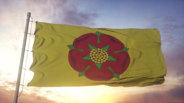 Lancashire vlajka, Anglie, vlnění ve větru, obloha a slunce pozadí — Stock video