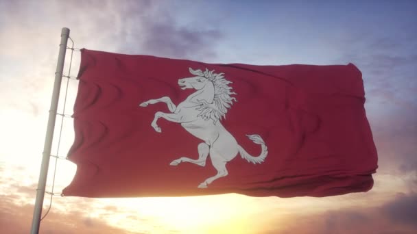 Σημαία Κεντ, Αγγλία, κυματίζει στον άνεμο, στον ουρανό και στον ήλιο — Αρχείο Βίντεο