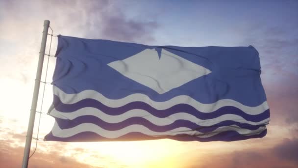 Isle Wight bandeira, Inglaterra, acenando no vento, céu e fundo do sol — Vídeo de Stock