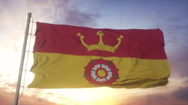 Флаг Хэмпшира, Англия, размахивая ветром, небом и солнцем — стоковое видео