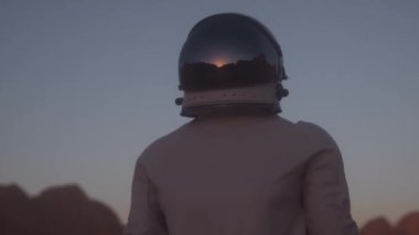 Uzak bir gezegende astronotun miğfer taktığı portre fotoğrafı. Uzay Seyahati, Keşif ve Güneş Sistemi Kolonizasyonu