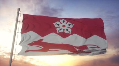 Leicestershire bayrağı, İngiltere, rüzgarda, gökyüzünde ve arka planda dalgalanan
