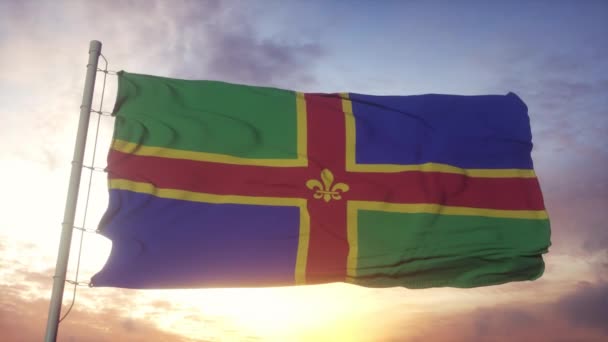 Lincolnshire bandiera, Inghilterra, sventola nel vento, cielo e sole sfondo — Video Stock