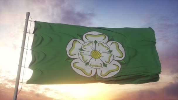 Bandera de Yorkshire del Norte, Inglaterra, ondeando con el viento, el cielo y el sol — Vídeos de Stock