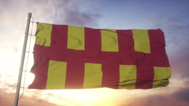 Bandera de Northumberland, Inglaterra, ondeando en el viento, el cielo y el sol de fondo — Vídeo de stock