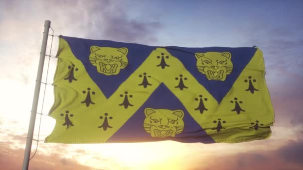 Bandera de Shropshire, Inglaterra, ondeando en el viento, el cielo y el sol de fondo — Vídeos de Stock