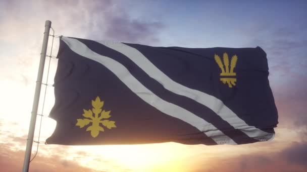 Bandera de Oxfordshire, Inglaterra, ondeando con el viento, el cielo y el sol — Vídeo de stock