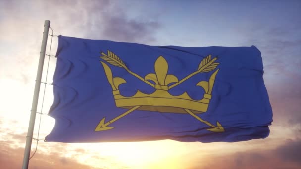 Bandera de Suffolk, Inglaterra, ondeando en el viento, cielo y sol de fondo — Vídeos de Stock