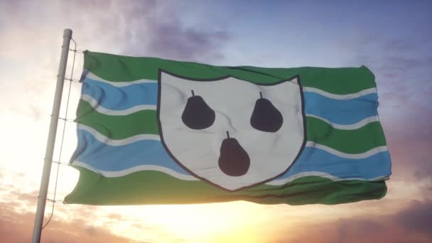 Bandera de Worcestershire, Inglaterra, ondeando con el viento, el cielo y el sol de fondo — Vídeos de Stock