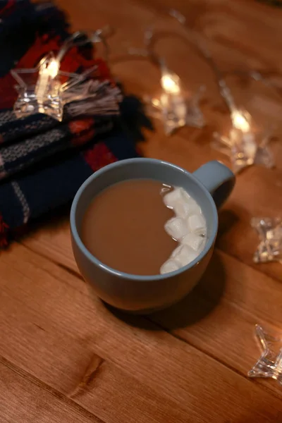 Ein Becher Heiße Schokolade Mit Marshmallows Auf Dem Tisch Und — Stockfoto