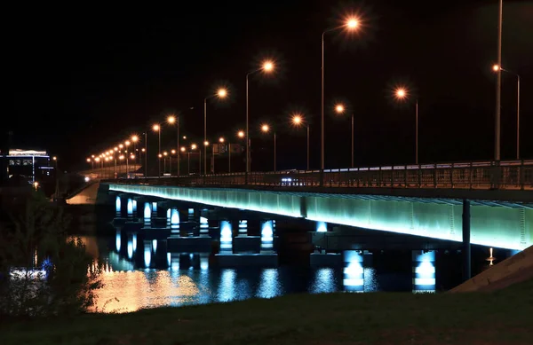 Brücke Über Den Fluss Mit Lichtern Der Nacht — Stockfoto