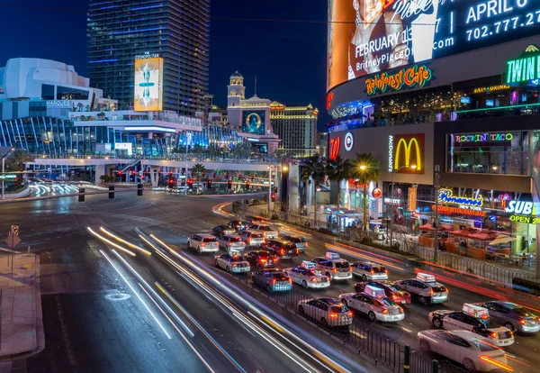 Traffico sulla striscia di Las Vegas di notte — Foto Stock