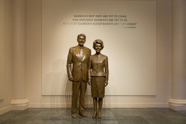 Ronald Reagan ve Nacy Reagan heykeller Reagan Kütüphanesi'nde