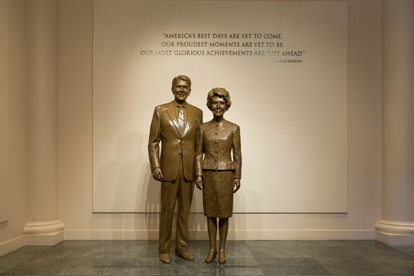 Ronald Reagan en Nacy Reagan standbeelden op de Reagan Library — Stockfoto