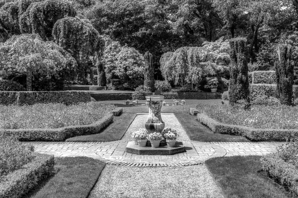 Caminho formal do jardim inglês em preto e branco — Fotografia de Stock