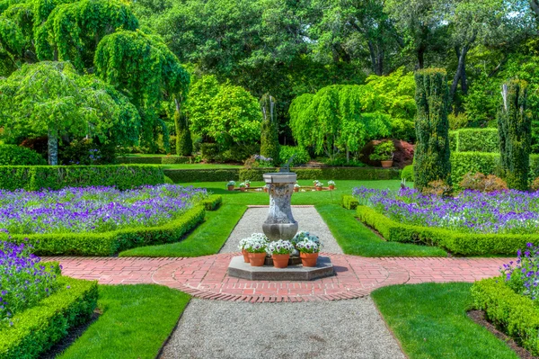 Percorso formale del giardino inglese — Foto Stock