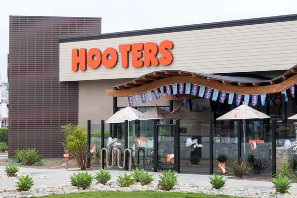 Εξωτερικό εστιατόριο Hooters και λογότυπο — Φωτογραφία Αρχείου