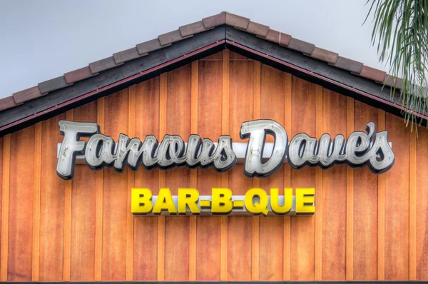 Famous Dave's Restaurant Exterior and Logo — Stock Photo, Image