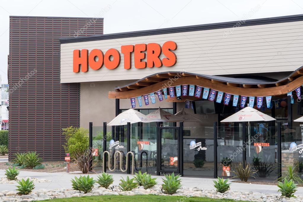 Hooters Restaurant Exterior and Logo Stock Editorial Photo © wolterke 103764312